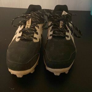 Under Armour boys baseball cleats
